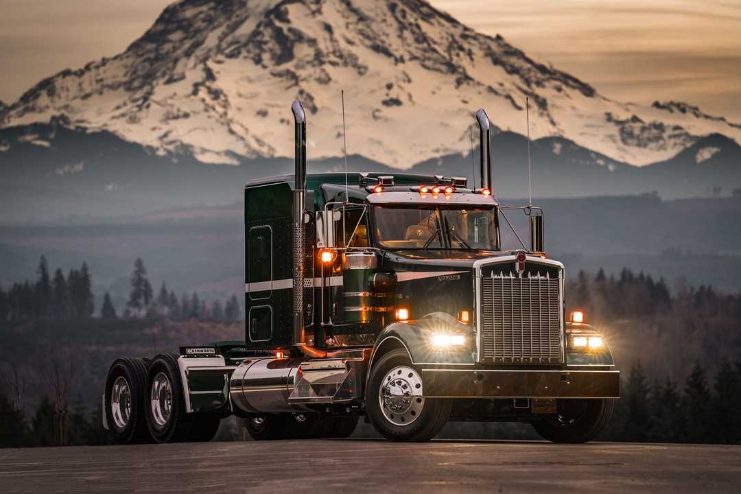 Industry News - Kenworth Unveils W900 Legacy Edition at Mid-America Trucking Show